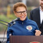 À medida que a eleição se aproxima, a prefeita de Los Angeles, Karen Bass, oferece cortes de curto prazo nas taxas de produção de filmes