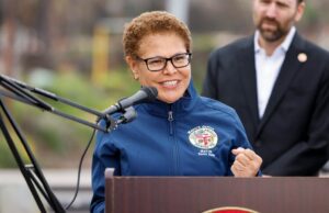 À medida que a eleição se aproxima, a prefeita de Los Angeles, Karen Bass, oferece cortes de curto prazo nas taxas de produção de filmes À medida que a eleição se aproxima, a prefeita de Los Angeles, Karen Bass, oferece cortes de curto prazo nas taxas de produção de filmes