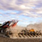 À medida que a sementeira começa, os agricultores preparam-se para uma época definida pela incerteza global