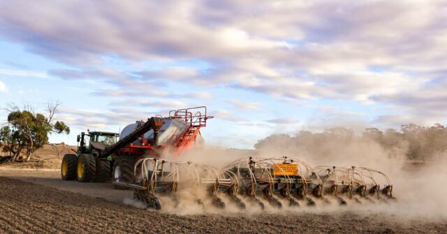 À medida que a sementeira começa, os agricultores preparam-se para uma época definida pela incerteza global
