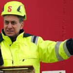 Uma investigação conduzida pelo antigo vice-presidente conservador Lord Ashcroft descobriu que metade de todos os eleitores pensam que Miliband deveria “perfurar, baby, perfurar”. Na foto: Sr. Miliband em uma visita ao porto de Holyhead, Norte do País de Gales em 2024