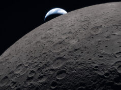 A melhor parte de ser astronauta: escapar da bagunça de Trump na Terra Nesta imagem fornecida pela NASA, os membros da tripulação do Artemis II, a partir da esquerda, Victor Glover Jeremy Hansen, Victor Glover, Reid Wiseman e Christina Koch, fazem uma pausa para virar a câmera para uma selfie no meio do período de observação lunar da Lua durante um sobrevôo lunar, segunda-feira, 6 de abril de 2026. NASA via AP)