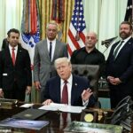 O presidente Donald Trump fala antes de assinar uma ordem executiva no Salão Oval. A ordem executiva visa promover pesquisas médicas e ensaios clínicos de drogas psicodélicas