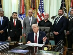 A mensagem de texto de Joe Rogan para Trump que estimulou o presidente a anunciar grandes mudanças na política de drogas psicodélicas… antes do estranho momento no Salão Oval O presidente Donald Trump fala antes de assinar uma ordem executiva no Salão Oval. A ordem executiva visa promover pesquisas médicas e ensaios clínicos de drogas psicodélicas