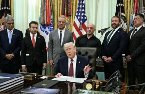 A mensagem de texto de Joe Rogan para Trump que estimulou o presidente a anunciar grandes mudanças na política de drogas psicodélicas… antes do estranho momento no Salão Oval O presidente Donald Trump fala antes de assinar uma ordem executiva no Salão Oval. A ordem executiva visa promover pesquisas médicas e ensaios clínicos de drogas psicodélicas