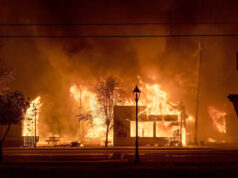 A mudança do Serviço Florestal ocorre à medida que a arriscada temporada de incêndios florestais se aproxima ARQUIVO - Um bombeiro luta contra o incêndio de Palisades enquanto ele queima uma estrutura no bairro de Pacific Palisades, em Los Angeles, 7 de janeiro de 2025. (AP Photo / Ethan Swope, Arquivo)