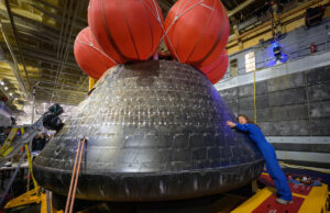 A nave lunar Artemis II da NASA retorna para casa, ao local de lançamento, após viagem histórica Yahoo news home