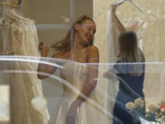 A noiva de Jack Whitehall, Roxy Horner, parece uma noiva corada enquanto experimenta vários vestidos de noiva antes do grande dia Roxy Horner parecia uma noiva corada enquanto experimentava vários vestidos de noiva antes do grande dia deste fim de semana