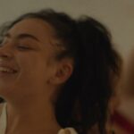 A paixão transborda em 'Eruption', estrelado por Charli XCX