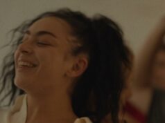 A paixão transborda em ‘Eruption’, estrelado por Charli XCX A paixão transborda em 'Eruption', estrelado por Charli XCX