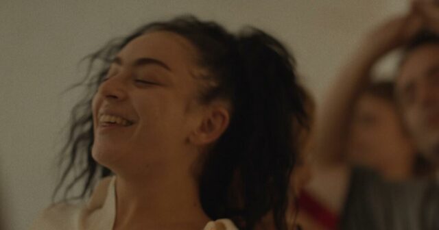 A paixão transborda em 'Eruption', estrelado por Charli XCX
