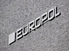 A polícia europeia envia um e-mail a 75.000 pessoas pedindo-lhes que parem os ataques DDoS This general view shows the exterior of the European Union (EU) police agency Europol headquarters in The Hague on March 28, 2026.