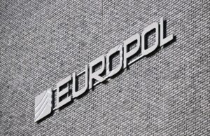 A polícia europeia envia um e-mail a 75.000 pessoas pedindo-lhes que parem os ataques DDoS This general view shows the exterior of the European Union (EU) police agency Europol headquarters in The Hague on March 28, 2026.