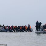 Imagens tiradas na segunda-feira mostraram o bote sobrecarregado flutuando na costa de Dunquerque, com outro seguindo em direção ao Reino Unido, mais à frente.