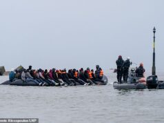 A polícia francesa observa enquanto os migrantes entram no mar para embarcar em barcos com destino ao Reino Unido – dias depois de quatro terem morrido na tentativa de travessia Imagens tiradas na segunda-feira mostraram o bote sobrecarregado flutuando na costa de Dunquerque, com outro seguindo em direção ao Reino Unido, mais à frente.