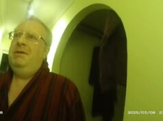 A polícia pagará ao diretor de TI £ 34.000 em compensação por detê-lo injustamente e mantê-lo em uma cela por uma noite por causa de uma postagem em um blog Depois que uma dúzia de policiais invadiram sua casa para uma busca ilegal e detenção injusta, Samuel Smith entrou com uma ação no Tribunal Superior contra a Polícia de Hertfordshire.