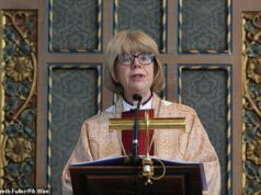 A primeira mulher arcebispa de Canterbury pede orações pelo “fim da violência e da destruição no Oriente Médio” no primeiro sermão de Páscoa no papel O Arcebispo de Canterbury pediu orações para “acabar com a violência e a destruição no Oriente Médio” durante um serviço religioso no Domingo de Páscoa