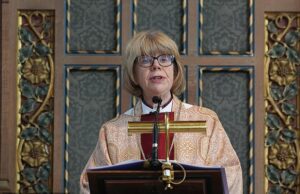 A primeira mulher arcebispa de Canterbury pede orações pelo “fim da violência e da destruição no Oriente Médio” no primeiro sermão de Páscoa no papel O Arcebispo de Canterbury pediu orações para “acabar com a violência e a destruição no Oriente Médio” durante um serviço religioso no Domingo de Páscoa