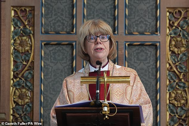 A primeira mulher arcebispa de Canterbury pede orações pelo “fim O Arcebispo de Canterbury pediu orações para “acabar com a violência e a destruição no Oriente Médio” durante um serviço religioso no Domingo de Páscoa