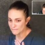 Ashley Fisler cobrindo o rosto com as mãos durante uma audiência de fiança.