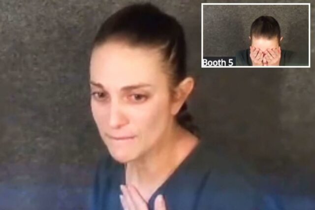 Ashley Fisler cobrindo o rosto com as mãos durante uma audiência de fiança.