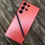 Samsung Galaxy S25 Ultra (esquerda) e Samsung Galaxy S26 Ultra