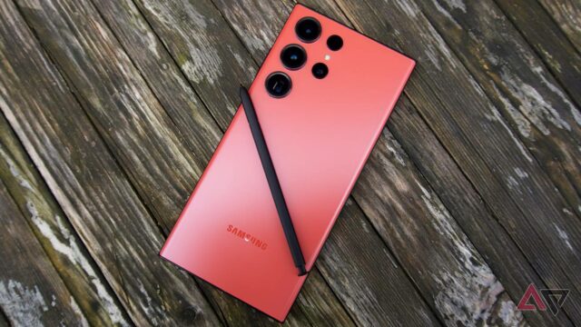 Samsung Galaxy S25 Ultra (esquerda) e Samsung Galaxy S26 Ultra