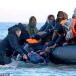 A força policial da União Europeia, a Europol, disse na quinta-feira que pegou a gangue criminosa que contrabandeava os indivíduos para a Europa através de pequenos barcos através do Canal da Mancha (Foto: Pessoas consideradas migrantes lutam para embarcar em um pequeno barco na costa de Dunquerque, França, durante uma tentativa de cruzar o Canal da Mancha, quarta-feira, 8 de abril de 2026)