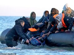 A quadrilha de tráfico humano que contrabandeou vietnamitas para a Grã-Bretanha, cobrando £ 19.000 por pessoa, é destruída pela polícia A força policial da União Europeia, a Europol, disse na quinta-feira que pegou a gangue criminosa que contrabandeava os indivíduos para a Europa através de pequenos barcos através do Canal da Mancha (Foto: Pessoas consideradas migrantes lutam para embarcar em um pequeno barco na costa de Dunquerque, França, durante uma tentativa de cruzar o Canal da Mancha, quarta-feira, 8 de abril de 2026)