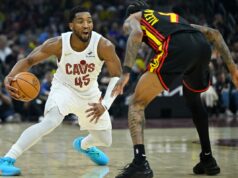 A questão de Donovan Mitchell que os Cavaliers enfrentam após a pós-temporada, com o futuro da estrela sugerindo uma decisão importante O armador do Cleveland Cavaliers, Donovan Mitchell, dribla a bola enquanto o armador do Atlanta Hawks, Nickeil Alexander-Walker, defende.