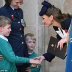 Kate foi flagrada conversando com dois meninos depois de deixar o serviço religioso na Abadia de Westminster