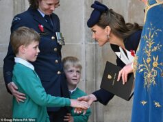 A radiante Kate abre um sorriso enquanto lidera a congregação para prestar homenagem aos soldados mortos no serviço memorial de Westminster no Dia Anzac Kate foi flagrada conversando com dois meninos depois de deixar o serviço religioso na Abadia de Westminster