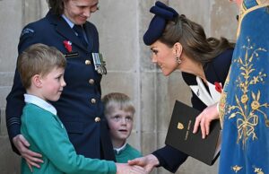 A radiante Kate abre um sorriso enquanto lidera a congregação para prestar homenagem aos soldados mortos no serviço memorial de Westminster no Dia Anzac Kate foi flagrada conversando com dois meninos depois de deixar o serviço religioso na Abadia de Westminster