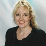 Idosos, em sua maioria mulheres e apreciadores de coletes acolchoados, são eles que realmente comandam o show - não o vigário residente, escreve Caroline Bullock (foto)