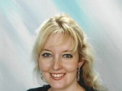 A razão pela qual as pessoas estão se afastando da igreja? Senhoras loucas por poder em coletes acolchoados que passam por cima do vigário, diz CAROLINE BULLOCK – enquanto ela revela como eles a congelaram em sua cidade de Sussex Idosos, em sua maioria mulheres e apreciadores de coletes acolchoados, são eles que realmente comandam o show - não o vigário residente, escreve Caroline Bullock (foto)