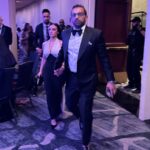 O diretor do FBI Kash Patel e sua namorada, Alexis Wilkins, saem do jantar dos correspondentes na Casa Branca depois que um atirador abriu fogo