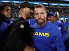 A reação moderada de Sean McVay ao draft decodificada por um membro da NFL: ‘O sigilo’ Dois homens, um com capuz azul e outro com camiseta escura, sentam-se em uma mesa com microfones em frente a um fundo azul com