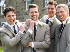A regra da gravata da noiva para todos os convidados do casamento do sexo masculino gera uma grande rivalidade familiar: ‘Não estaremos lá’ Quatro homens felizes, incluindo um noivo, padrinho e dois padrinhos, sorrindo para a câmera ao ar livre.
