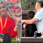 A repórter da NFL Crissy Froyd posando em um campo de futebol.