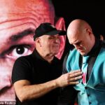 O retorno de Tyson Fury ao ringue de boxe dividiu sua família, com seu pai John (à esquerda) dizendo que isso destruiu completamente o relacionamento deles