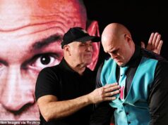 A reviravolta na aposentadoria que dividiu a família Fury: a decisão de Tyson Fury de lutar boxe novamente foi ‘difícil’ para Paris, ‘destruiu’ seu relacionamento com o pai John… e até Tommy não quer que ele lute! O retorno de Tyson Fury ao ringue de boxe dividiu sua família, com seu pai John (à esquerda) dizendo que isso destruiu completamente o relacionamento deles