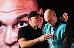 A reviravolta na aposentadoria que dividiu a família Fury: a decisão de Tyson Fury de lutar boxe novamente foi ‘difícil’ para Paris, ‘destruiu’ seu relacionamento com o pai John… e até Tommy não quer que ele lute! O retorno de Tyson Fury ao ringue de boxe dividiu sua família, com seu pai John (à esquerda) dizendo que isso destruiu completamente o relacionamento deles