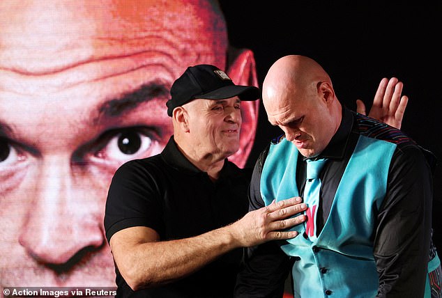 A reviravolta na aposentadoria que dividiu a família Fury: a O retorno de Tyson Fury ao ringue de boxe dividiu sua família, com seu pai John (à esquerda) dizendo que isso destruiu completamente o relacionamento deles