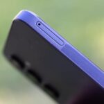 Dois cartões SIM ao lado de uma bandeja de cartão SIM vazia.