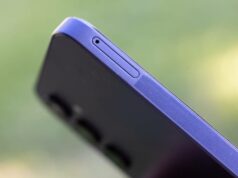 A revolução do eSIM está estagnada, pois as pessoas se recusam a abandonar seu SIM físico Dois cartões SIM ao lado de uma bandeja de cartão SIM vazia.