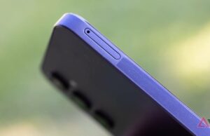 A revolução do eSIM está estagnada, pois as pessoas se recusam a abandonar seu SIM físico Dois cartões SIM ao lado de uma bandeja de cartão SIM vazia.