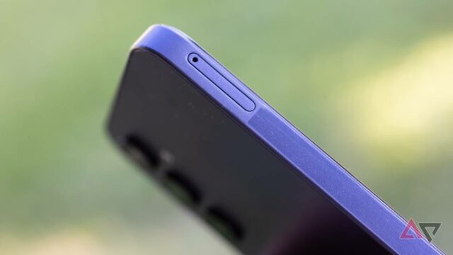 Dois cartões SIM ao lado de uma bandeja de cartão SIM vazia.