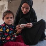 Família em Gaza sob um dossel