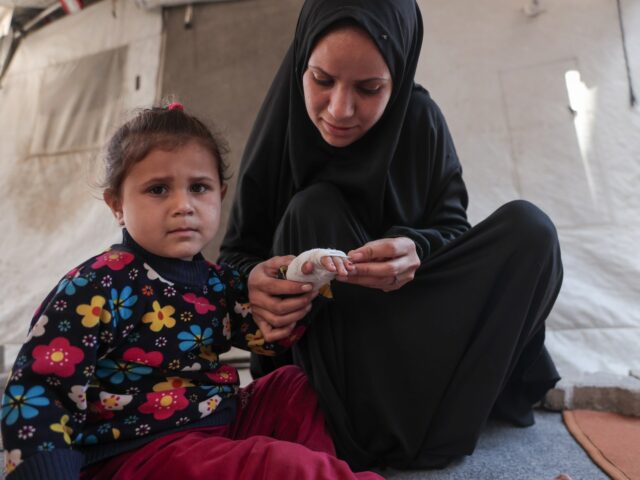 Família em Gaza sob um dossel