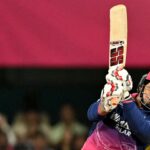 O jogador indiano de críquete do Rajasthan Royals, Vaibhav Suryavanshi, volta ao pavilhão após sua demissão durante a partida T20 da Indian Premier League (IPL) de 2026 entre Rajasthan Royals e Mumbai Indians no Barsapara Cricket Stadium em Guwahati em 7 de abril de 2026. (Foto de BIJU BORO / AFP) / - IMAGEM RESTRITA AO USO EDITORIAL - ESTRITAMENTE SEM USO COMERCIAL -